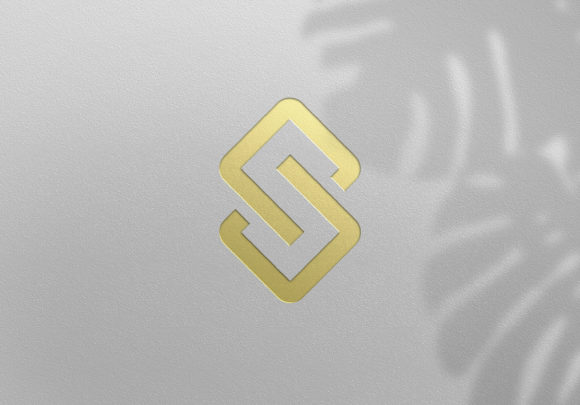 Evaluating the Golden Logo Mockup Design for Professional Brand Presentation